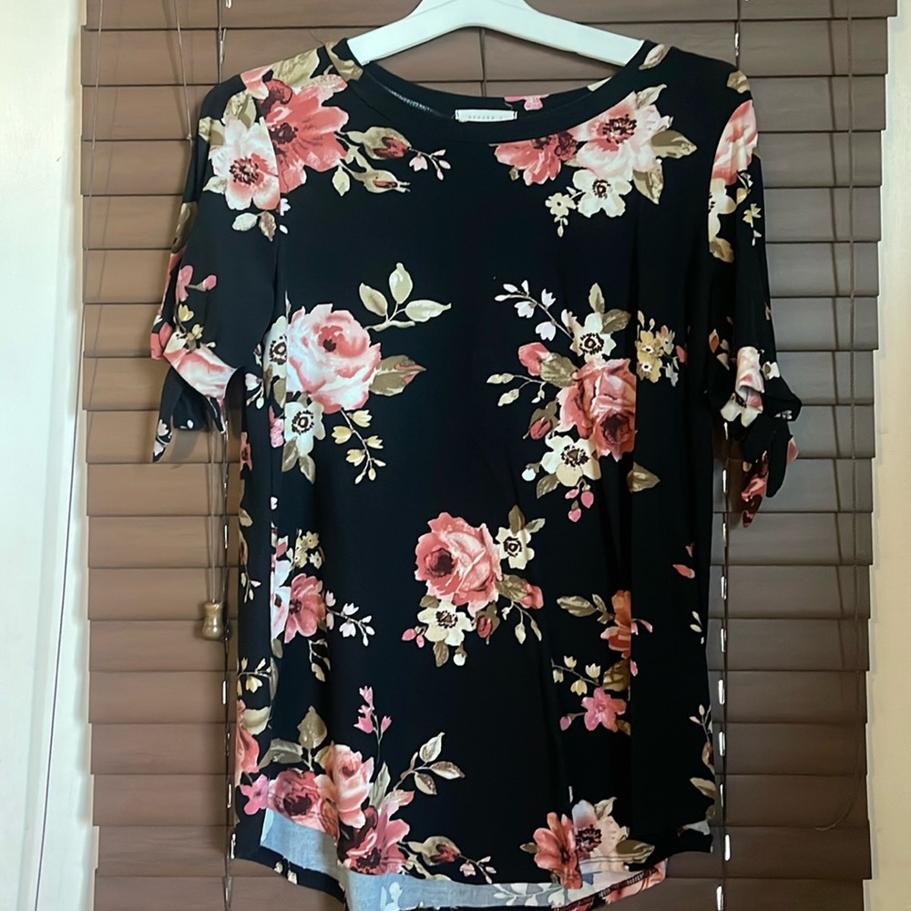Beautiful 3/4 sleeve floral print top with tie sleeves